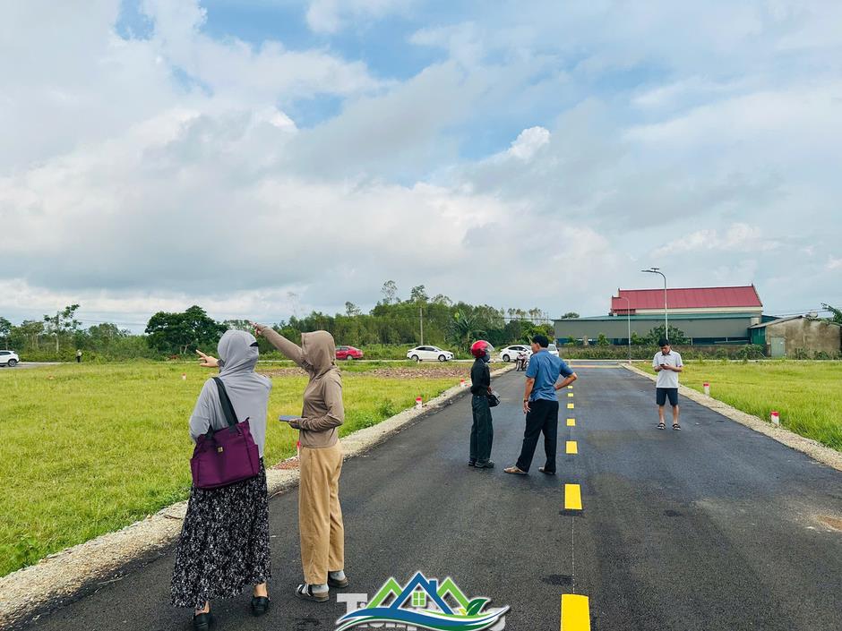 Cảnh tượng ‘cò đất’ ùn ùn đổ về, ô tô đậu kín đường làng sau công bố quy hoạch