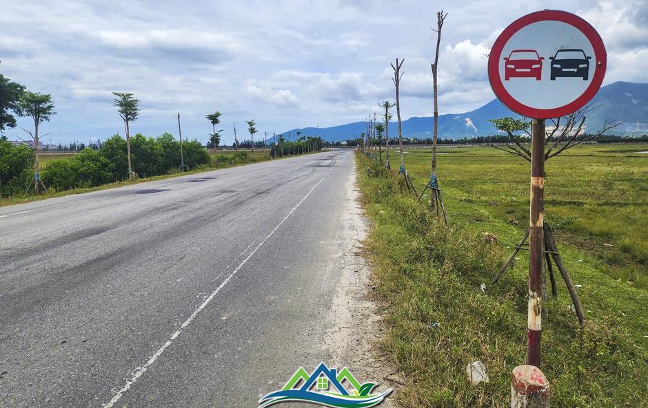 Cảnh xuống cấp, chắp vá 'như áo rách' của các tuyến đường ở Khu kinh tế Vũng Áng