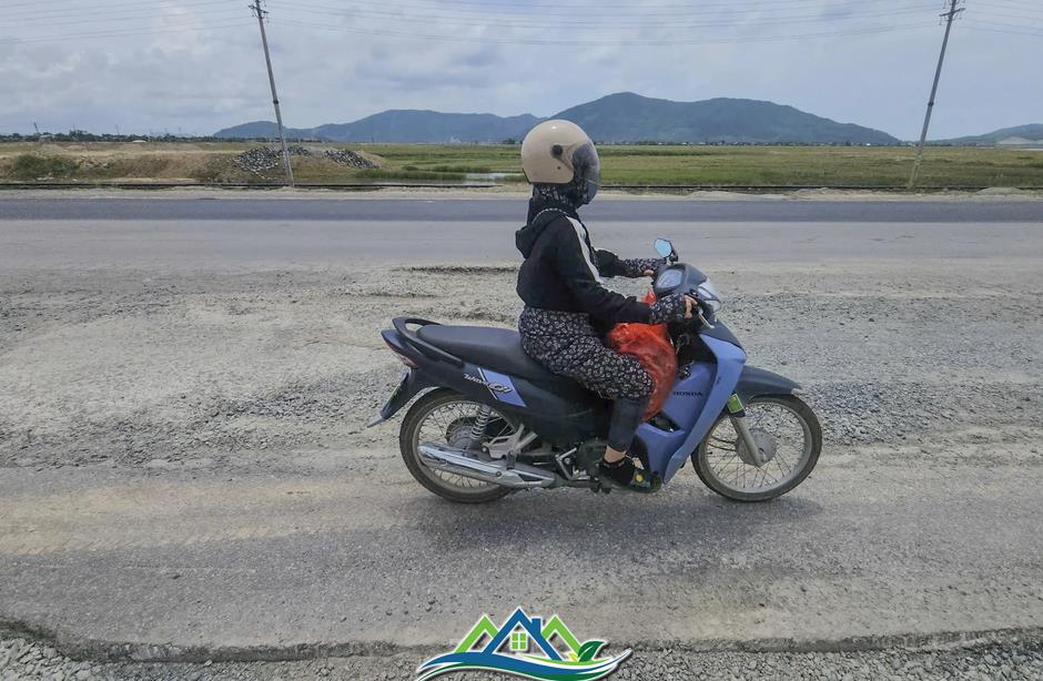 Cảnh xuống cấp, chắp vá 'như áo rách' của các tuyến đường ở Khu kinh tế Vũng Áng