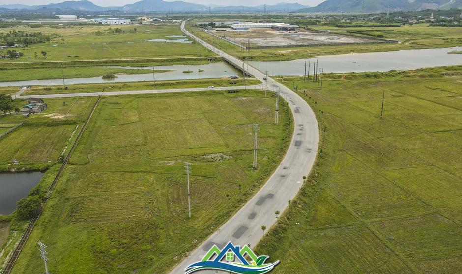 Cảnh xuống cấp, chắp vá 'như áo rách' của các tuyến đường ở Khu kinh tế Vũng Áng
