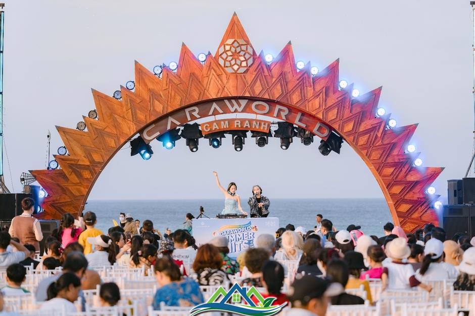CaraWorld xác lập kỷ lục: Hoạt động dã ngoại bên biển đông nhất Việt Nam CaraWorld xác lập kỷ lục: Hoạt động dã ngoại bên biển đông nhất Việt Nam
