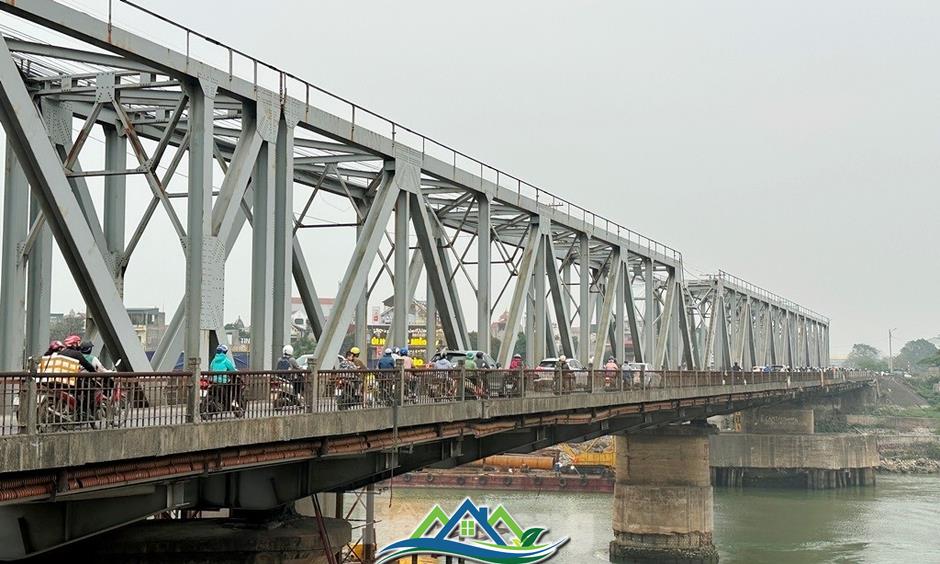 Cầu Đuống mới vẫn chơi vơi hai trụ cầu, chưa thể làm đường kết nối Cầu Đuống mới vẫn chơi vơi hai trụ cầu, chưa thể làm đường kết nối