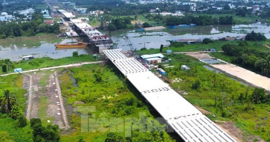 Cầu vượt sông Sài Gòn trên đường Vành đai 3 trước ngày hợp long