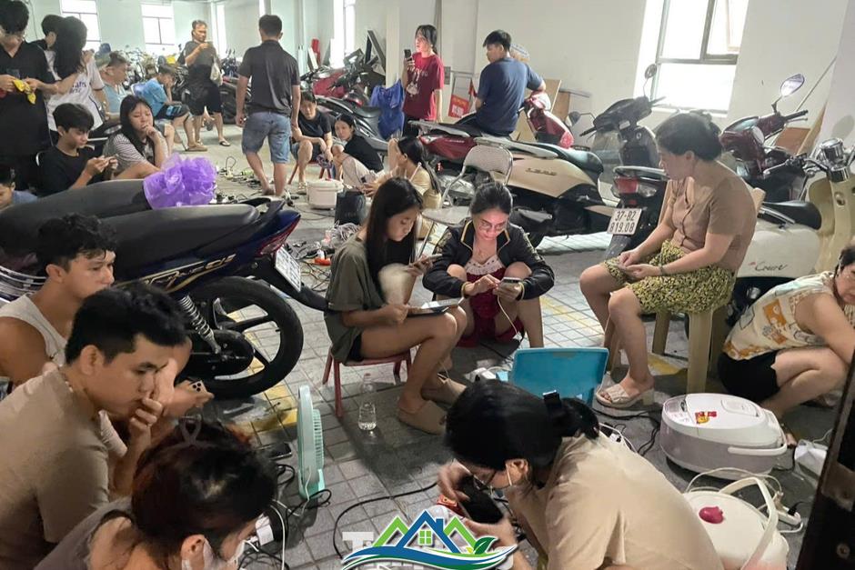 Chật kín người ngồi chờ sạc điện thoại ở trung tâm thương mại, chung cư
