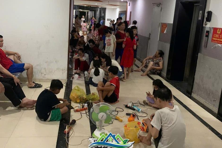 Chật kín người ngồi chờ sạc điện thoại ở trung tâm thương mại, chung cư