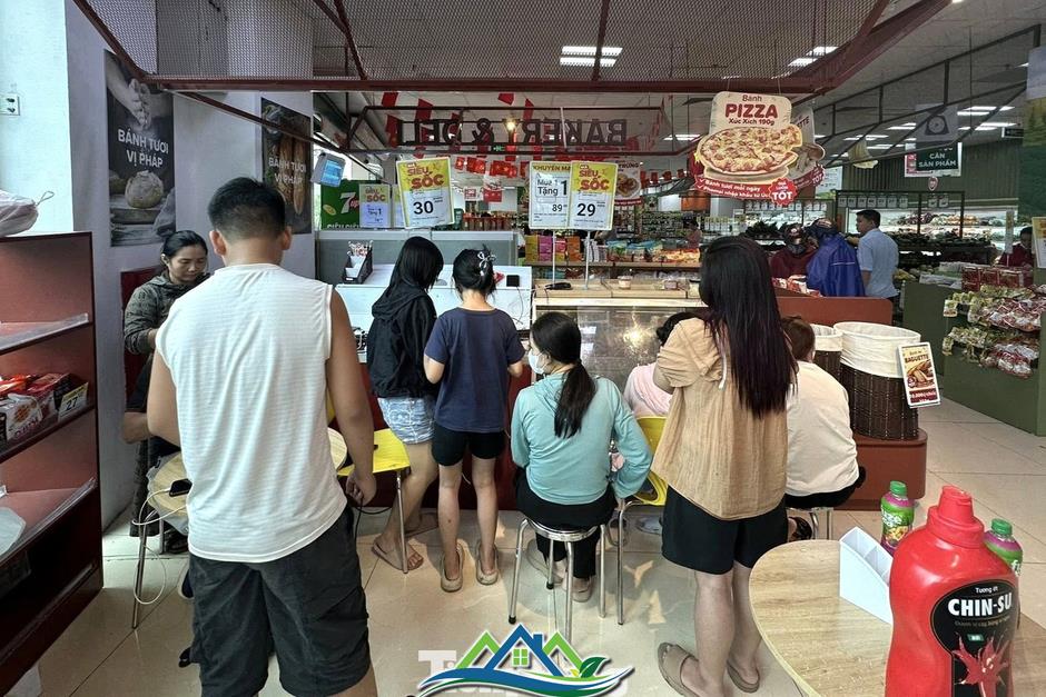 Chật kín người ngồi chờ sạc điện thoại ở trung tâm thương mại, chung cư