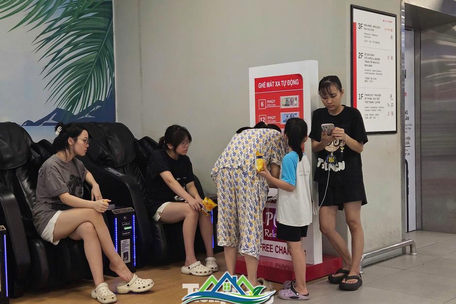 Chật kín người ngồi chờ sạc điện thoại ở trung tâm thương mại, chung cư