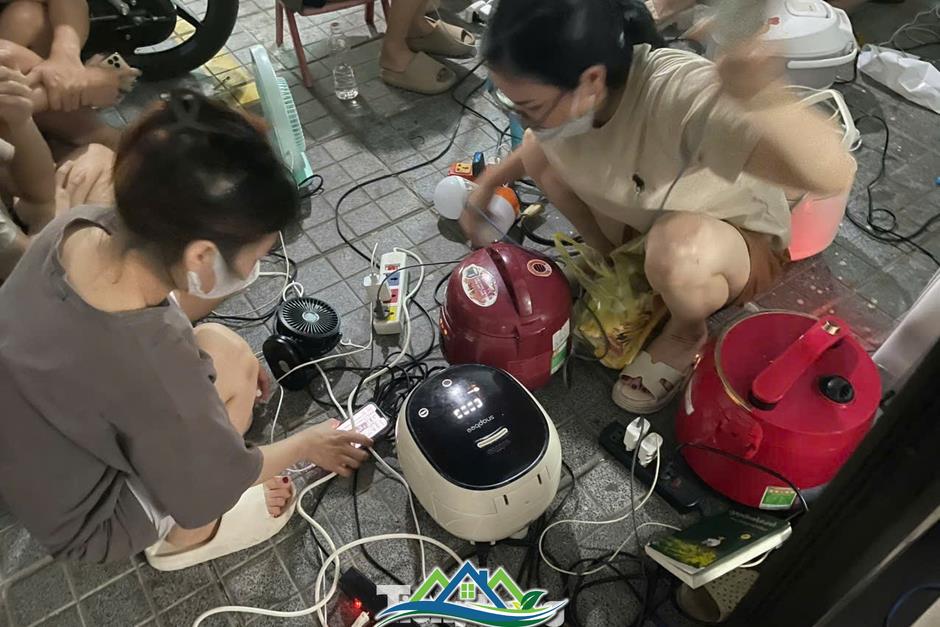 Chật kín người ngồi chờ sạc điện thoại ở trung tâm thương mại, chung cư