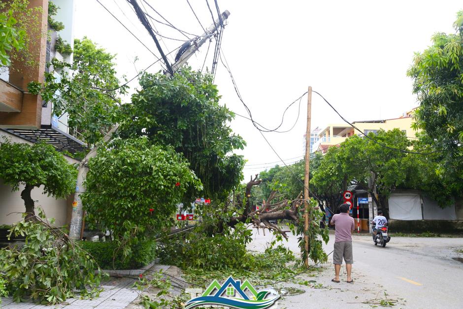 Chật kín người ngồi chờ sạc điện thoại ở trung tâm thương mại, chung cư