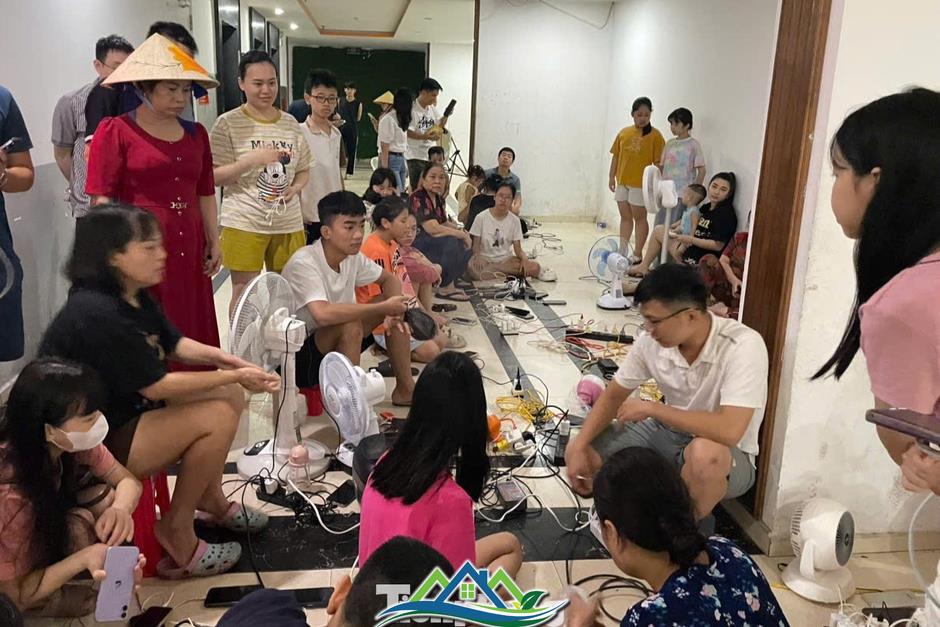 Chật kín người ngồi chờ sạc điện thoại ở trung tâm thương mại, chung cư