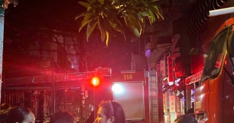Cháy chung cư ở TP.HCM trong đêm, 8 người tử vong