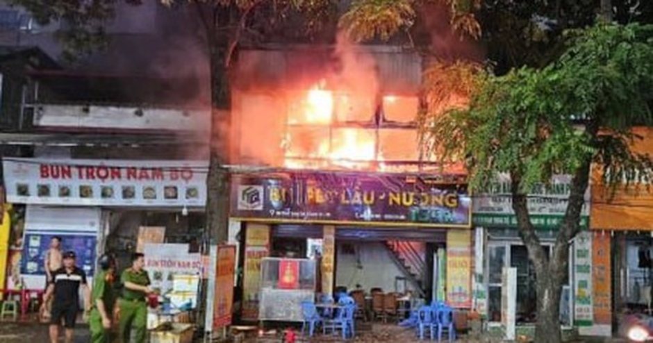 Cháy dữ dội tại quán lẩu nướng ở Hà Nội, khách bỏ chạy thoát thân