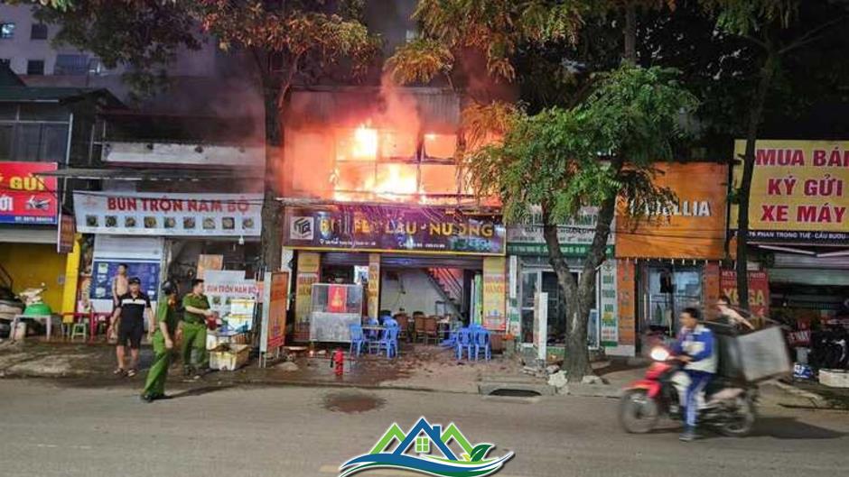 Cháy dữ dội tại quán lẩu nướng ở Hà Nội, khách bỏ chạy thoát thân Cháy dữ dội tại quán lẩu nướng ở Hà Nội, khách bỏ chạy thoát thân