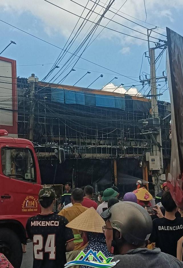 Cháy lớn tại siêu thị Điện máy xanh ở Đồng Nai lúc giữa trưa Cháy lớn tại siêu thị Điện máy xanh ở Đồng Nai lúc giữa trưa