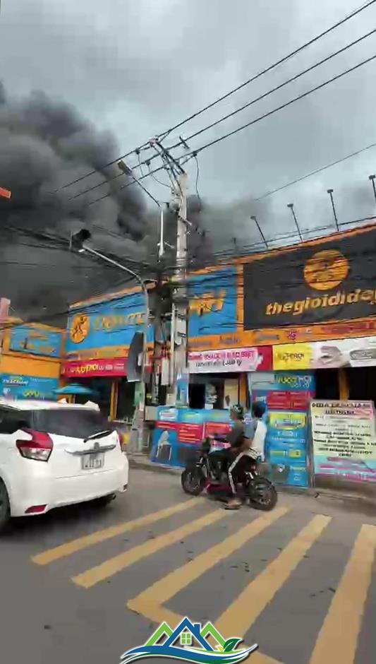 Cháy lớn tại siêu thị Điện máy xanh ở Đồng Nai lúc giữa trưa Cháy lớn tại siêu thị Điện máy xanh ở Đồng Nai lúc giữa trưa