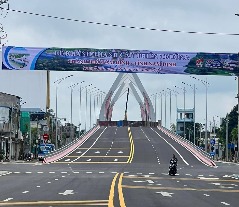 Chỉ vài ngày nữa, cây cầu dây văng hình búp sen, trị giá 1.200 tỷ tại Nam Định sẽ chính thức được thông xe Chỉ vài ngày nữa, cây cầu dây văng hình búp sen, trị giá 1.200 tỷ tại Nam Định sẽ chính thức được thông xe