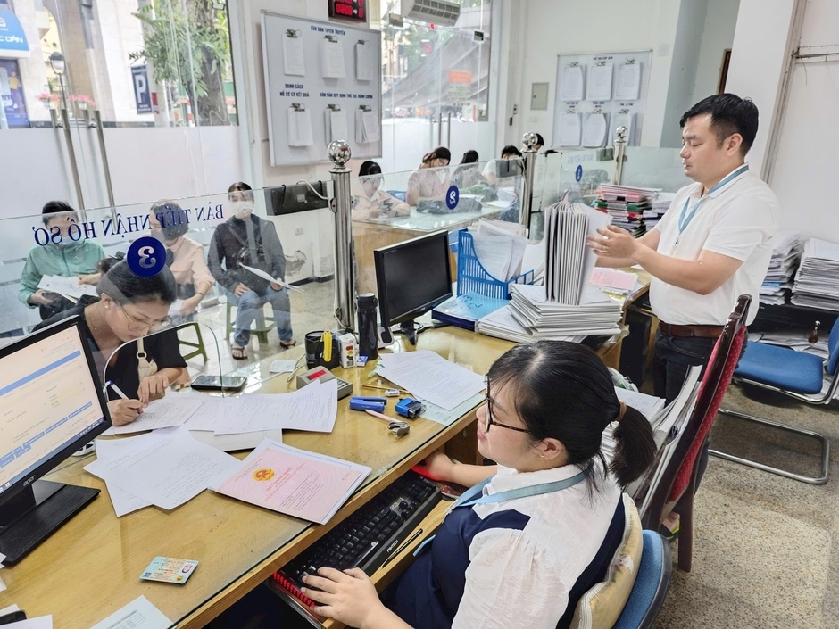 Chính thức từ hôm nay 9/6, người dân Hà Nội không phải xếp hàng xin giấy phép xây dựng, 12 thủ tục xây dựng sẽ nhận hồ sơ trực tuyến Chính thức từ hôm nay 9/6, người dân Hà Nội không phải xếp hàng xin giấy phép xây dựng, 12 thủ tục xây dựng sẽ nhận hồ sơ trực tuyến