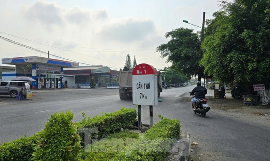 Chủ tịch Cần Thơ yêu cầu giải quyết kiến nghị về các dự án chậm, kéo dài gây ảnh hưởng đến đời sống nhân dân Chủ tịch Cần Thơ yêu cầu giải quyết kiến nghị về các dự án chậm, kéo dài gây ảnh hưởng đến đời sống nhân dân