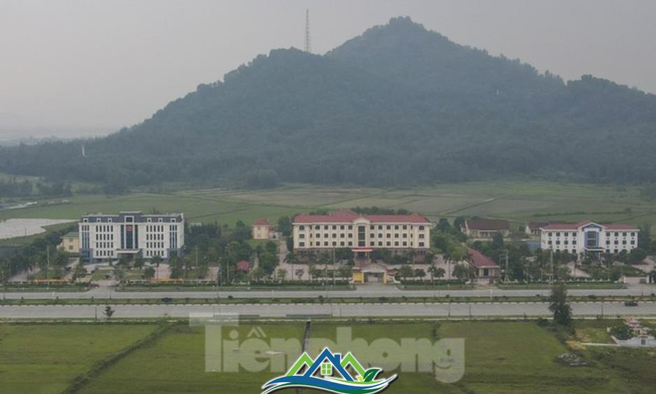Chủ tịch Hà Tĩnh chỉ đạo vụ đổ xô đi đăng ký biến động đất đai sau sáp nhập Chủ tịch Hà Tĩnh chỉ đạo vụ đổ xô đi đăng ký biến động đất đai sau sáp nhập
