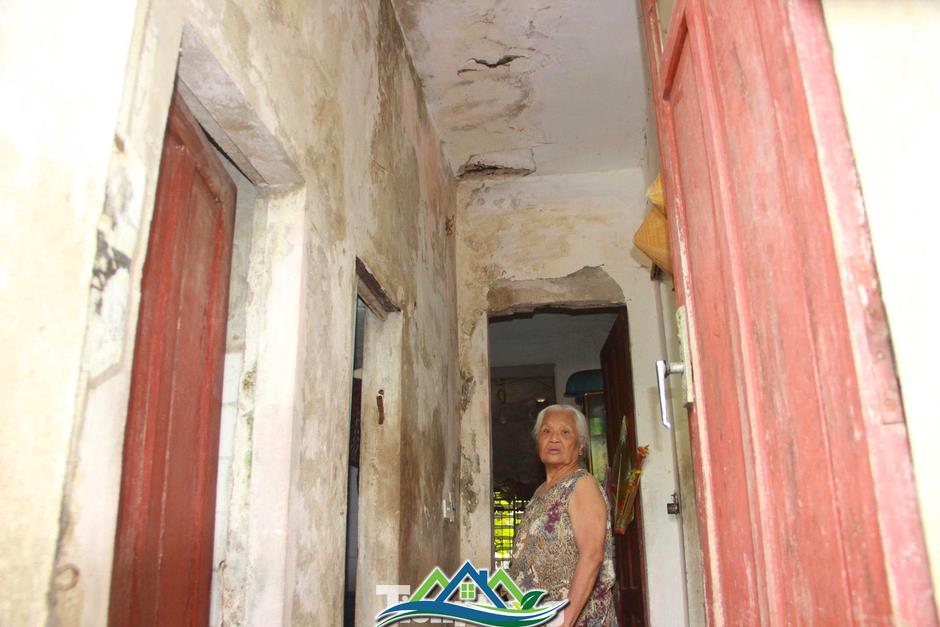 Chung cư xuống cấp, trần rơi lả tả Chung cư xuống cấp, trần rơi lả tả