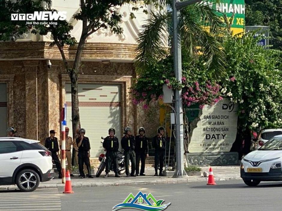 Công an Thanh Hoá khám xét căn biệt thự của trùm giang hồ Ý 'ẻng' Công an Thanh Hoá khám xét căn biệt thự của trùm giang hồ Ý 'ẻng'
