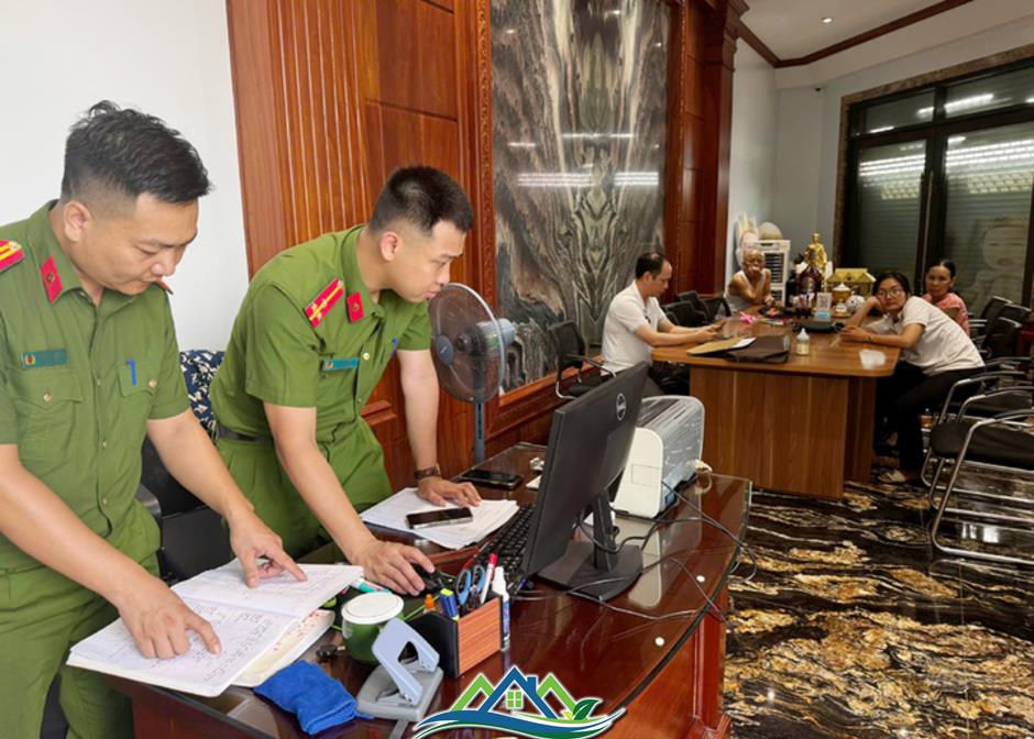 Công an Thanh Hoá khám xét căn biệt thự của trùm giang hồ Ý 'ẻng' Công an Thanh Hoá khám xét căn biệt thự của trùm giang hồ Ý 'ẻng'