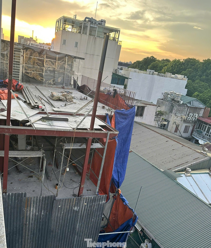 Công trình chồng tầng trái phép sát hồ Gươm bị phạt hơn 100 triệu đồng, không tự tháo dỡ sẽ cưỡng chế Công trình chồng tầng trái phép sát hồ Gươm bị phạt hơn 100 triệu đồng, không tự tháo dỡ sẽ cưỡng chế