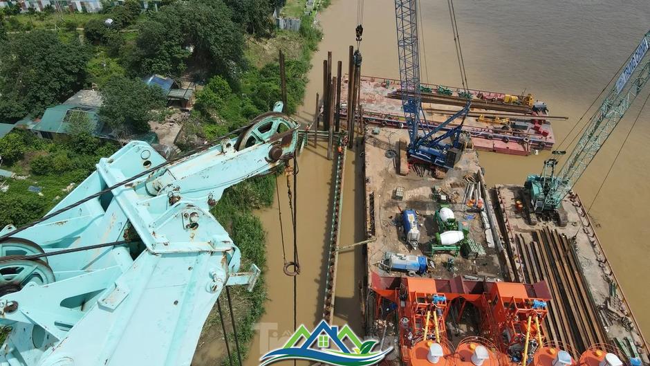Công trường xây dựng cầu Tứ Liên sau 1 tháng thi công Công trường xây dựng cầu Tứ Liên sau 1 tháng thi công