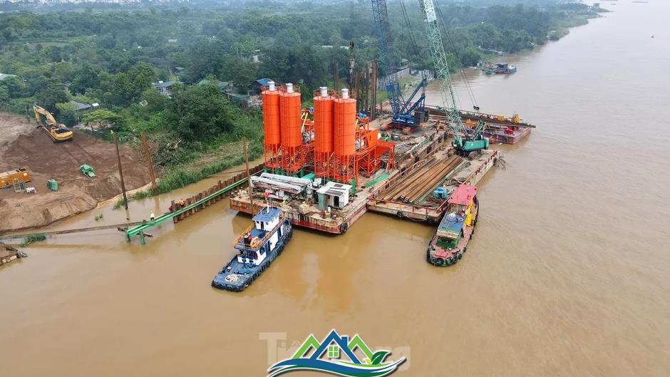 Công trường xây dựng cầu Tứ Liên sau 1 tháng thi công Công trường xây dựng cầu Tứ Liên sau 1 tháng thi công