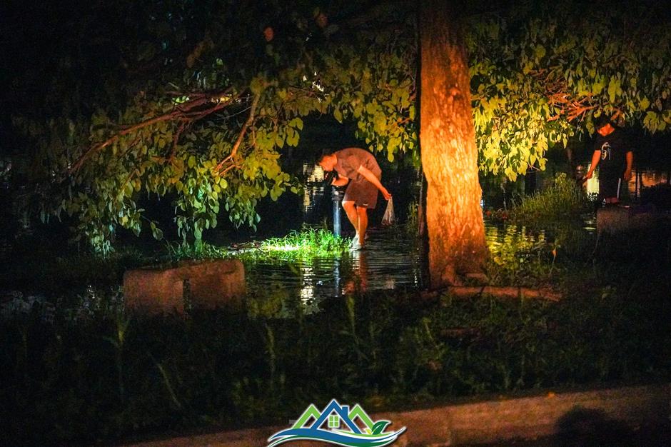 Công viên thành sông sau mưa, người Hà Nội bì bõm bắt cá giữa đêm Công viên thành sông sau mưa, người Hà Nội bì bõm bắt cá giữa đêm