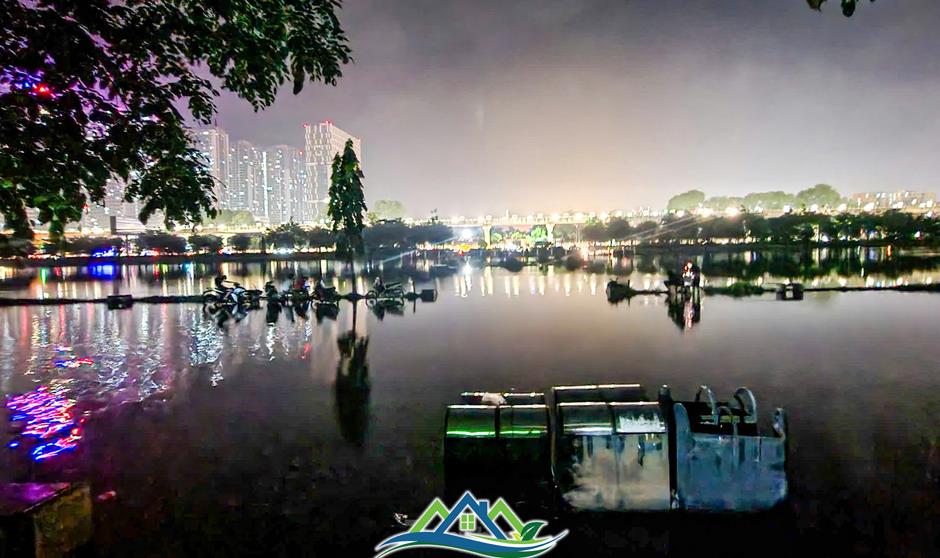 Công viên thành sông sau mưa, người Hà Nội bì bõm bắt cá giữa đêm Công viên thành sông sau mưa, người Hà Nội bì bõm bắt cá giữa đêm