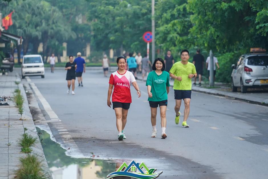 Công viên thành sông sau mưa, người Hà Nội bì bõm bắt cá giữa đêm Công viên thành sông sau mưa, người Hà Nội bì bõm bắt cá giữa đêm