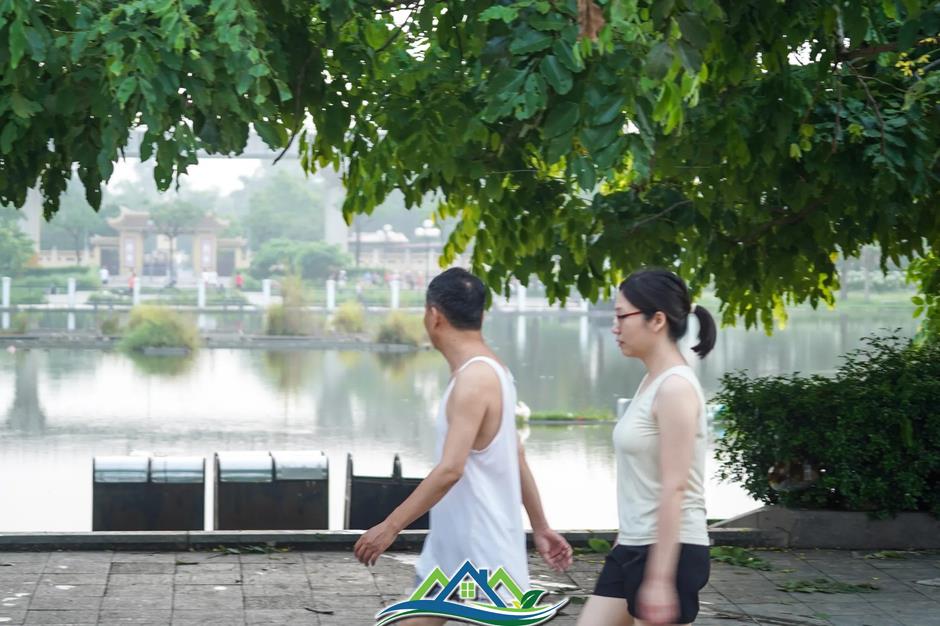 Công viên thành sông sau mưa, người Hà Nội bì bõm bắt cá giữa đêm Công viên thành sông sau mưa, người Hà Nội bì bõm bắt cá giữa đêm