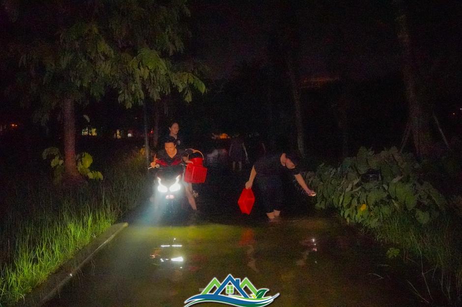 Công viên thành sông sau mưa, người Hà Nội bì bõm bắt cá giữa đêm Công viên thành sông sau mưa, người Hà Nội bì bõm bắt cá giữa đêm