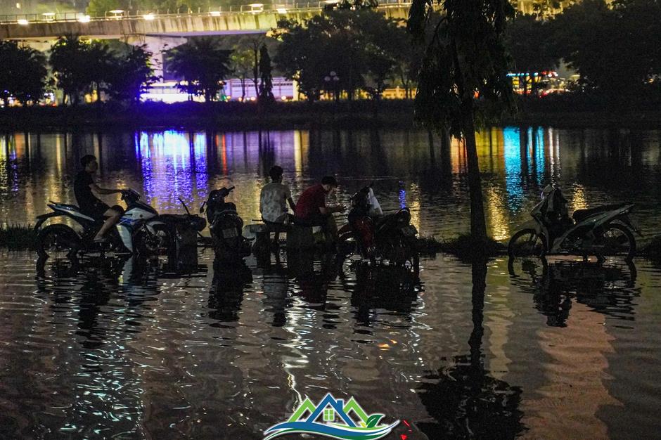 Công viên thành sông sau mưa, người Hà Nội bì bõm bắt cá giữa đêm Công viên thành sông sau mưa, người Hà Nội bì bõm bắt cá giữa đêm