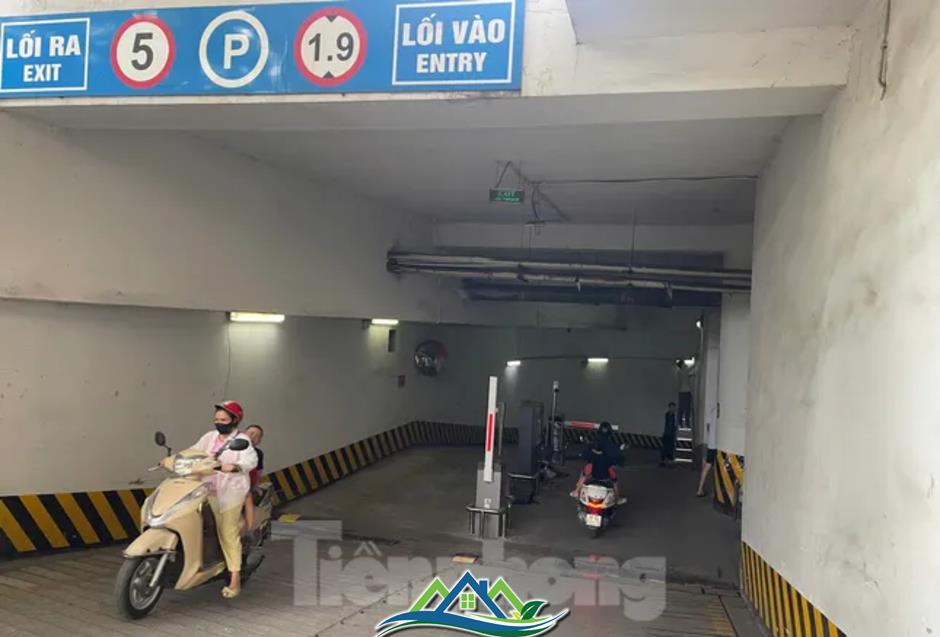 Cư dân khốn khổ vì dựng barie, hoán đổi công năng chỗ để xe tầng hầm chung cư Cư dân khốn khổ vì dựng barie, hoán đổi công năng chỗ để xe tầng hầm chung cư