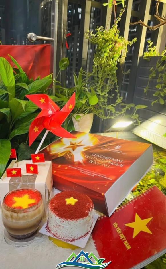 Cư dân Masterise Homes nhận quà yêu nước chung tay phủ đỏ Việt Nam