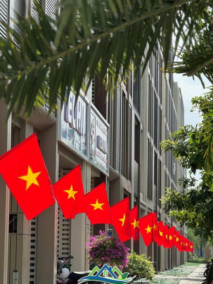Cư dân Masterise Homes nhận quà yêu nước chung tay phủ đỏ Việt Nam