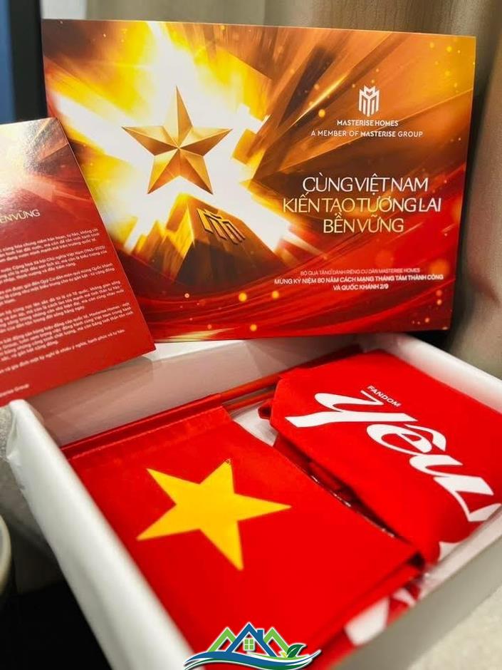 Cư dân Masterise Homes nhận quà yêu nước chung tay phủ đỏ Việt Nam