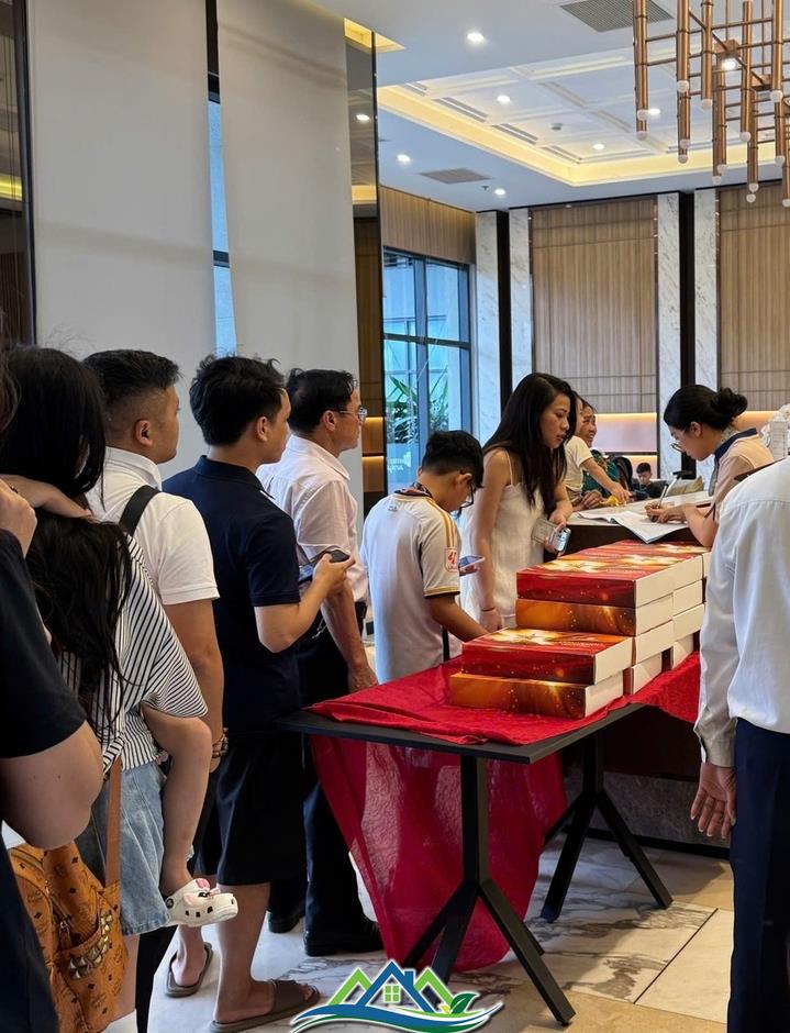 Cư dân Masterise Homes nhận quà yêu nước chung tay phủ đỏ Việt Nam