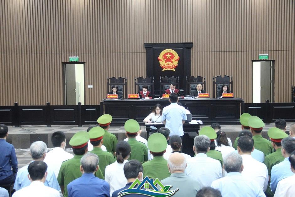 Cựu bí thư Hoàng Thị Thúy Lan khai dùng tiền hối lộ làm từ thiện, ủng hộ người nghèo Cựu bí thư Hoàng Thị Thúy Lan khai dùng tiền hối lộ làm từ thiện, ủng hộ người nghèo