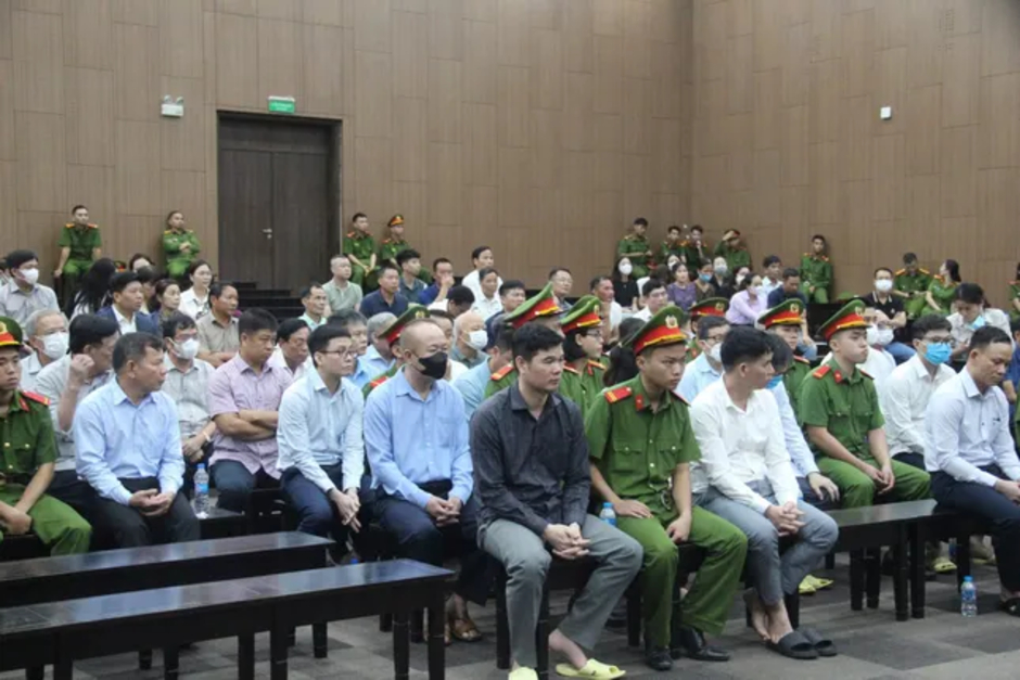 Cựu Bí thư Tỉnh ủy Hoàng Thị Thúy Lan bị tuyên phạt 14 năm tù, Chủ tịch Tập đoàn Phúc Sơn 30 năm tù Cựu Bí thư Tỉnh ủy Hoàng Thị Thúy Lan bị tuyên phạt 14 năm tù, Chủ tịch Tập đoàn Phúc Sơn 30 năm tù