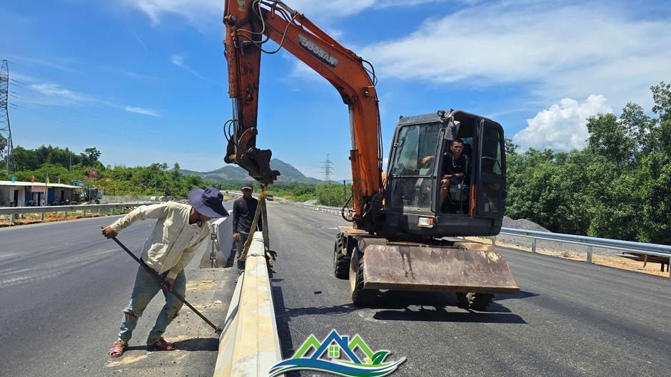 Dân phản ánh thi công cao tốc: Thứ trưởng Bộ Xây dựng có mặt tại hiện trường, chỉ đạo nóng Dân phản ánh thi công cao tốc: Thứ trưởng Bộ Xây dựng có mặt tại hiện trường, chỉ đạo nóng