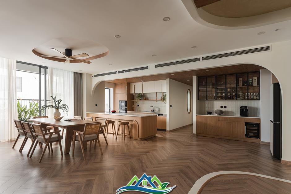 Đập thông hai căn hộ tạo nên không gian 260m2 rộng mở