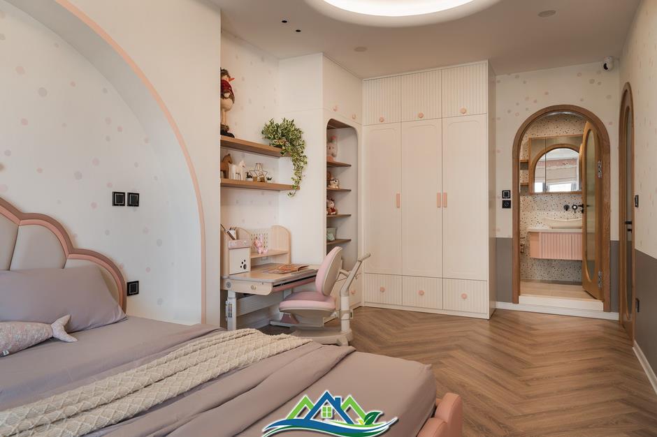 Đập thông hai căn hộ tạo nên không gian 260m2 rộng mở