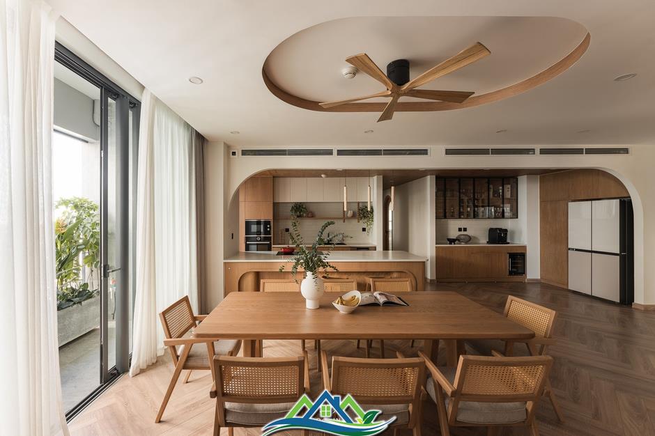 Đập thông hai căn hộ tạo nên không gian 260m2 rộng mở