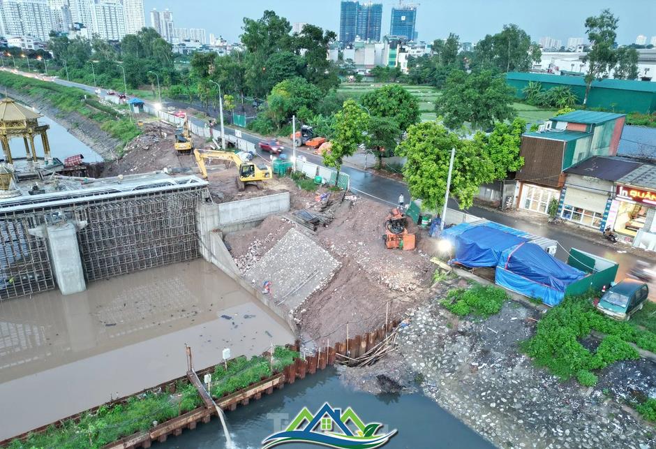 Đập tràn giữ nước có kiến trúc 'lạ mắt' đã hình thành trên sông Tô Lịch Đập tràn giữ nước có kiến trúc 'lạ mắt' đã hình thành trên sông Tô Lịch