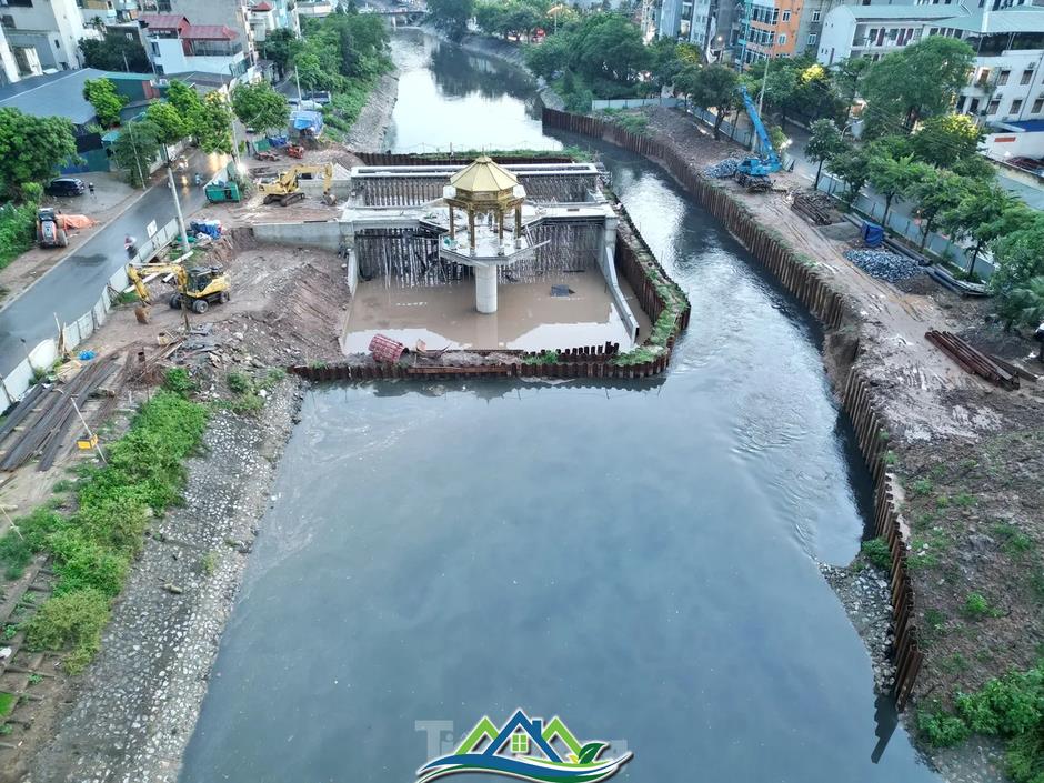 Đập tràn giữ nước có kiến trúc 'lạ mắt' đã hình thành trên sông Tô Lịch Đập tràn giữ nước có kiến trúc 'lạ mắt' đã hình thành trên sông Tô Lịch