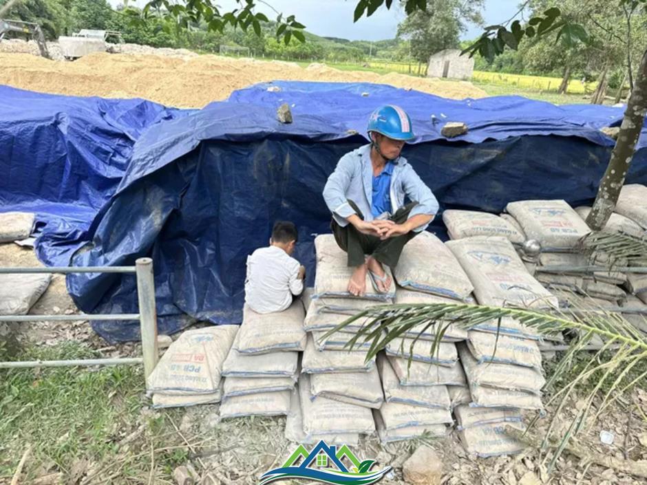 Để hơn 200 tấn xi măng hư hỏng, chủ tịch xã bị bắt Để hơn 200 tấn xi măng hư hỏng, chủ tịch xã bị bắt