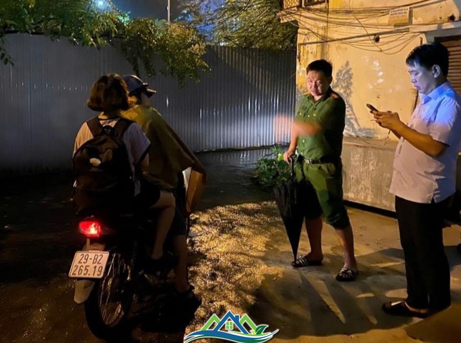 Di dời gấp nhiều hộ dân khỏi khu tập thể nguy hiểm bậc nhất Hà Nội trước khi bão về Di dời gấp nhiều hộ dân khỏi khu tập thể nguy hiểm bậc nhất Hà Nội trước khi bão về